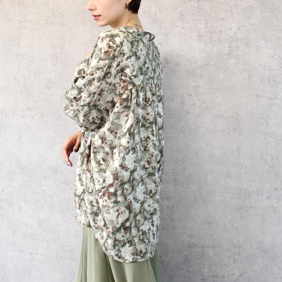 ニュアンス柄と落ち感のある素材が特徴のバンドカラーシャツ |  | 02