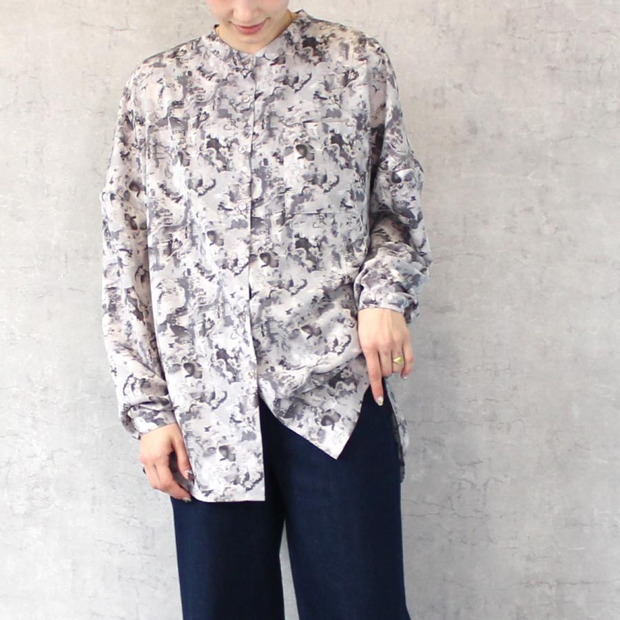 ニュアンス柄と落ち感のある素材が特徴のバンドカラーシャツ |  | 07