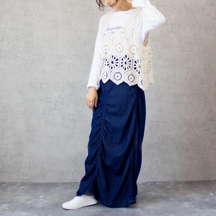 ４か所に施されたシャーリングデザインが個性的なスカート |  | 11