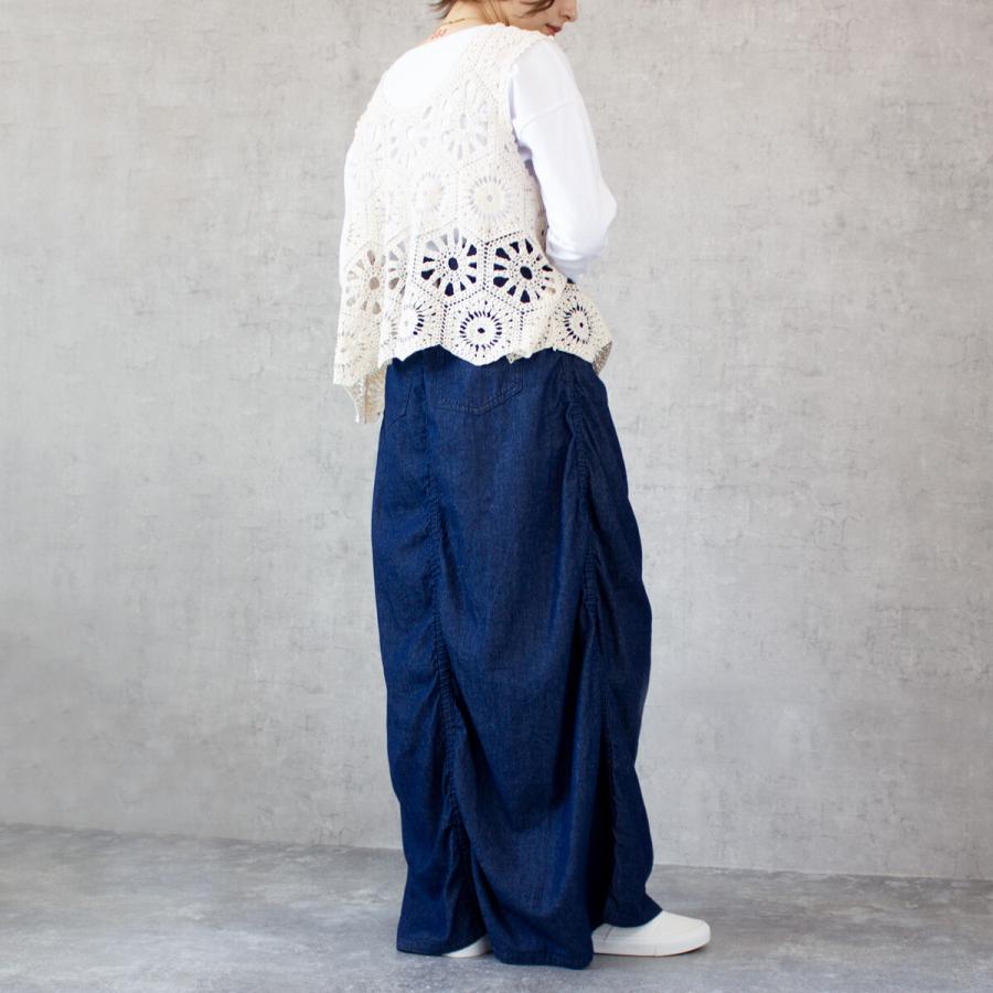 ４か所に施されたシャーリングデザインが個性的なスカート |  | 13