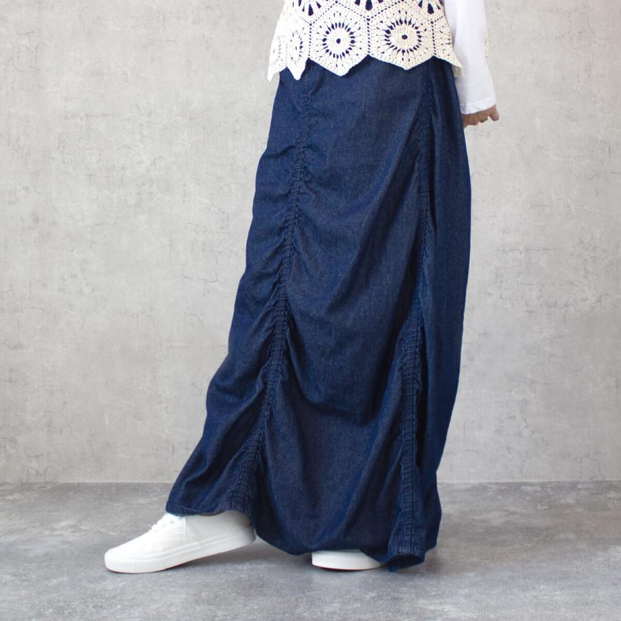 ４か所に施されたシャーリングデザインが個性的なスカート |  | 14