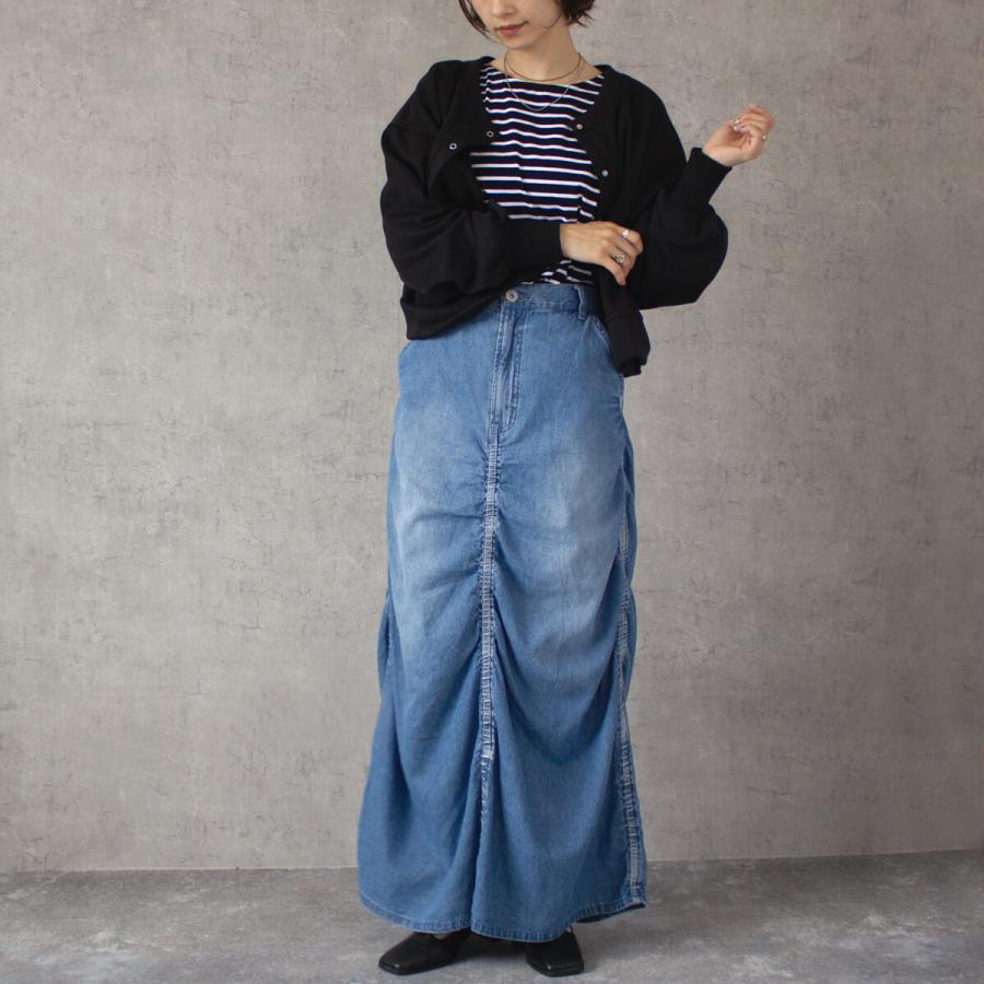 ４か所に施されたシャーリングデザインが個性的なスカート |  | 02