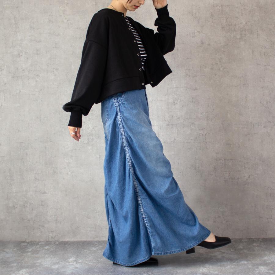 ４か所に施されたシャーリングデザインが個性的なスカート |  | 03