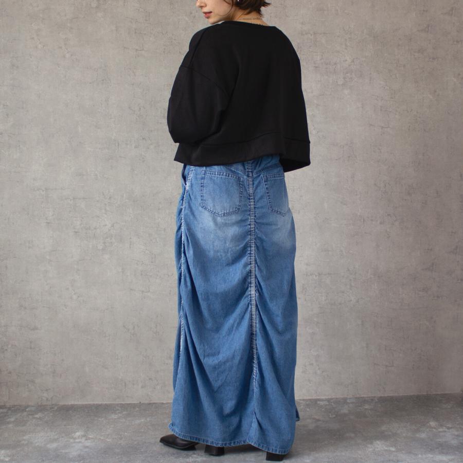 ４か所に施されたシャーリングデザインが個性的なスカート |  | 04