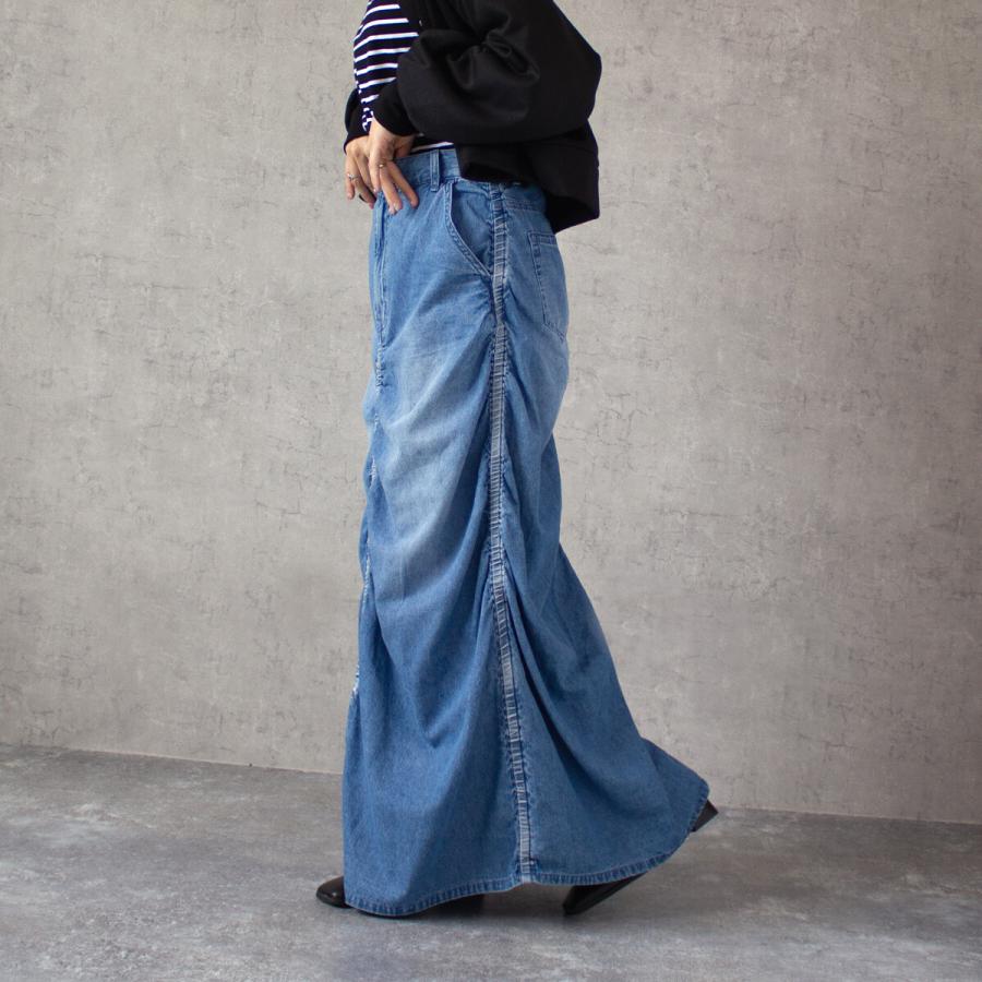 ４か所に施されたシャーリングデザインが個性的なスカート |  | 05