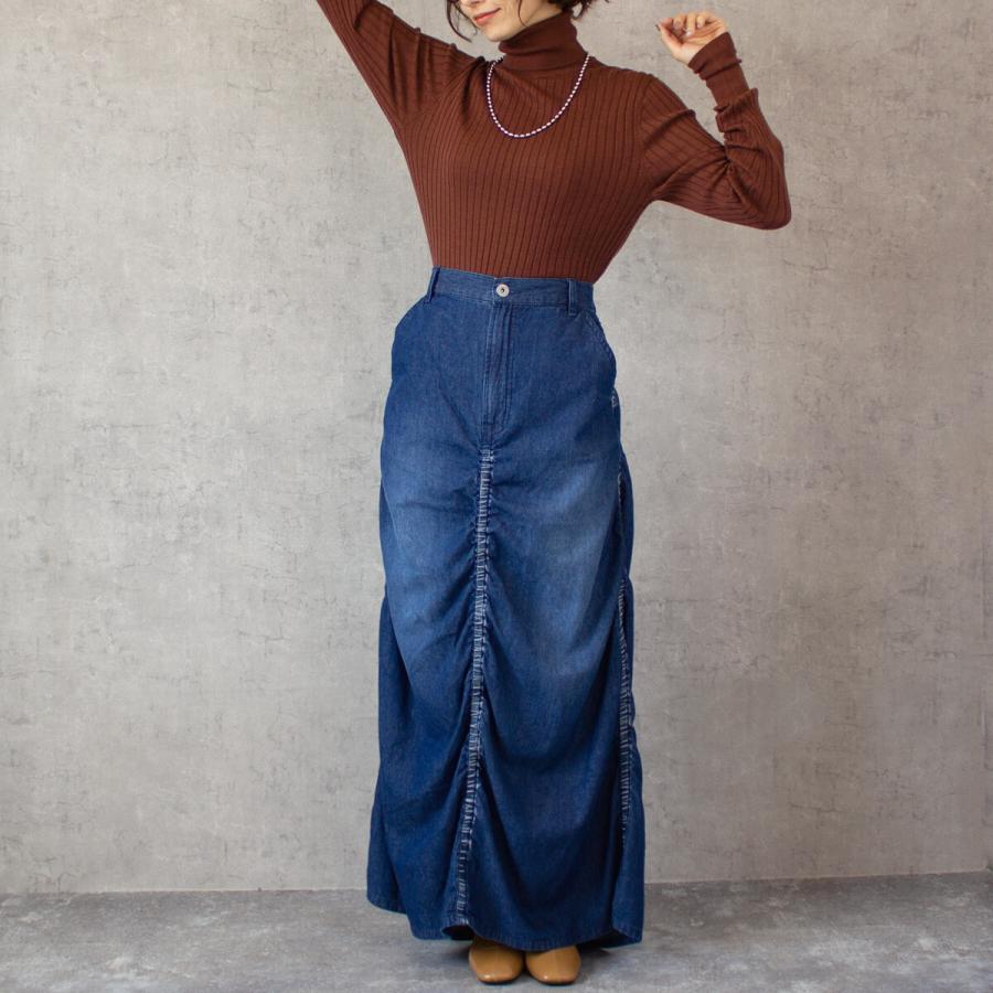 ４か所に施されたシャーリングデザインが個性的なスカート |  | 06