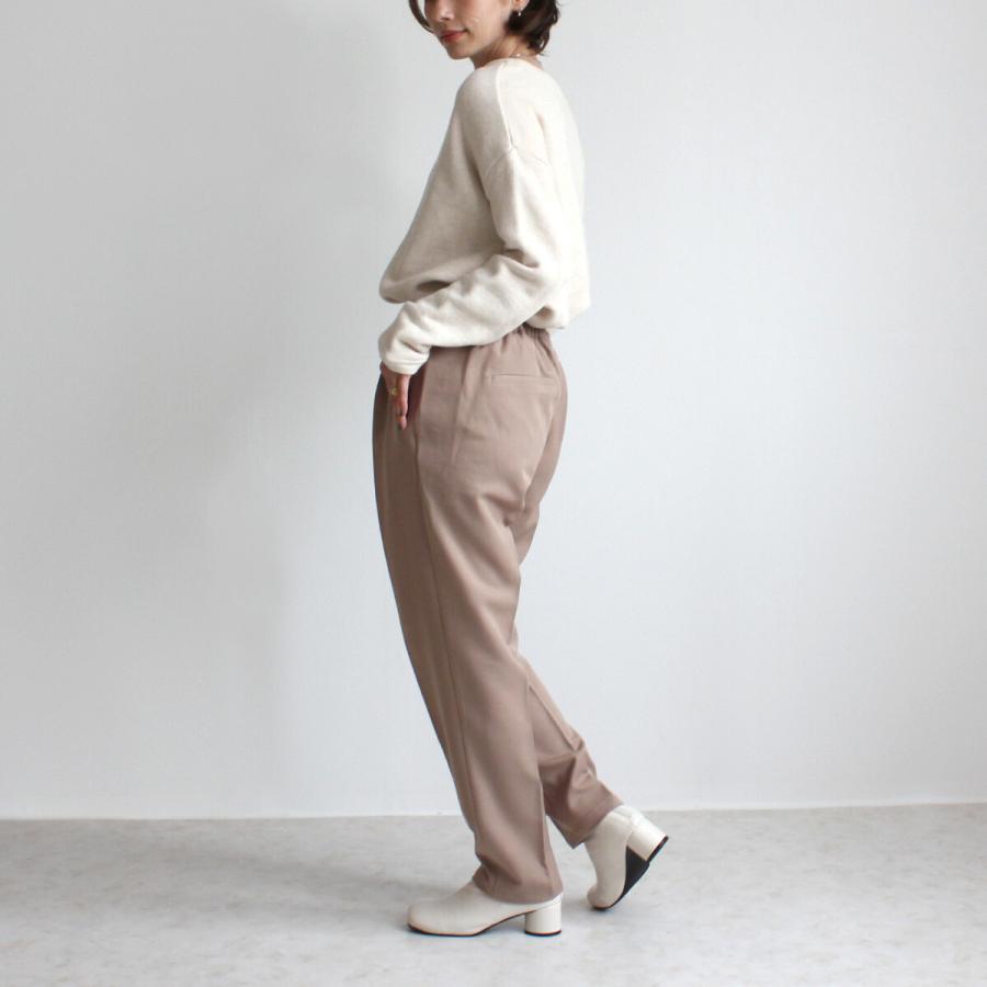 イージーな履き心地でもきっちり見えるタックテーパードパンツ |  | 01