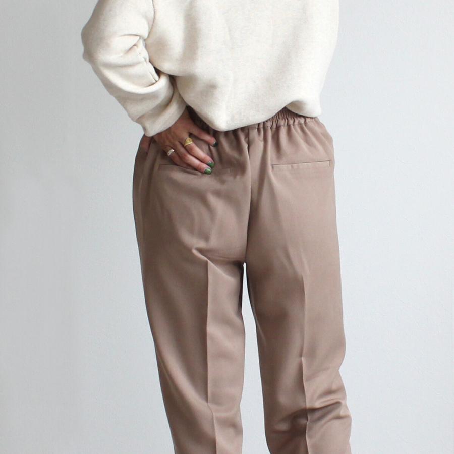 イージーな履き心地でもきっちり見えるタックテーパードパンツ |  | 02