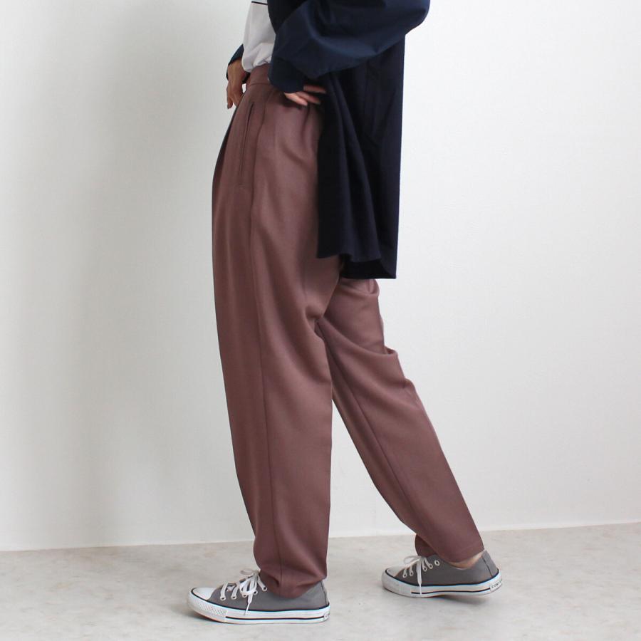 イージーな履き心地でもきっちり見えるタックテーパードパンツ |  | 05