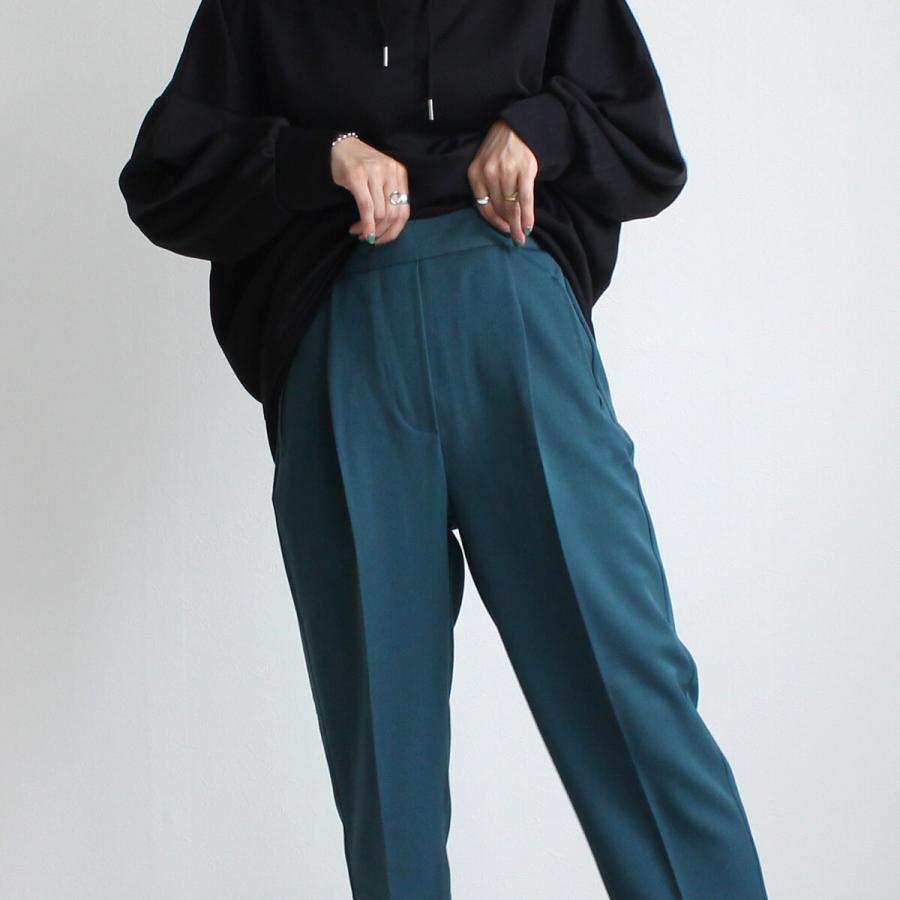 イージーな履き心地でもきっちり見えるタックテーパードパンツ |  | 08