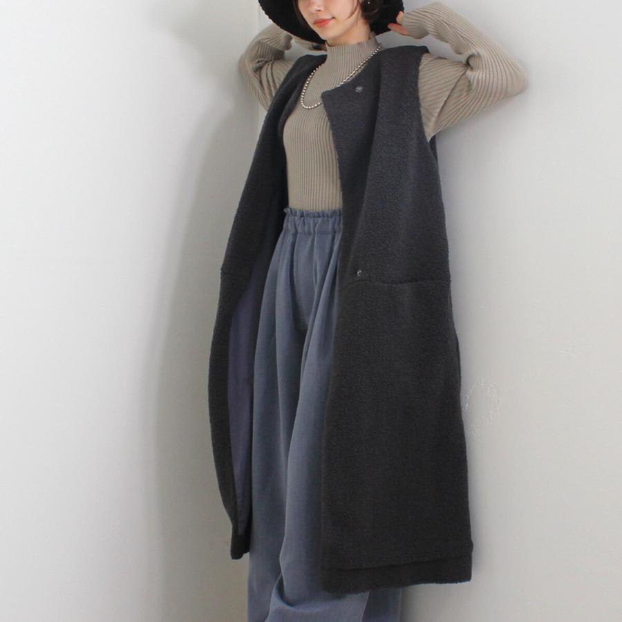 シーズンムード高まるボア素材で仕上げた羽織るだけでトレンド感漂うロングジレ |  | 03