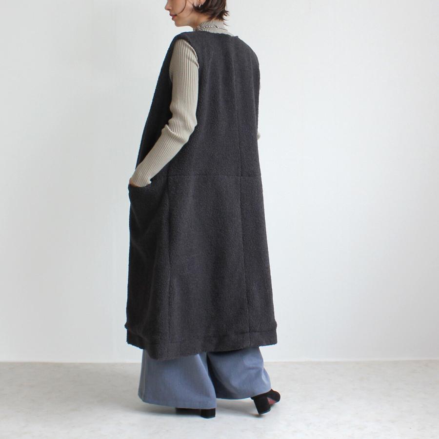 シーズンムード高まるボア素材で仕上げた羽織るだけでトレンド感漂うロングジレ |  | 04