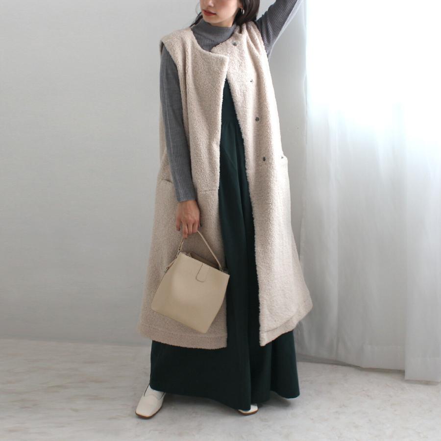 シーズンムード高まるボア素材で仕上げた羽織るだけでトレンド感漂うロングジレ |  | 07