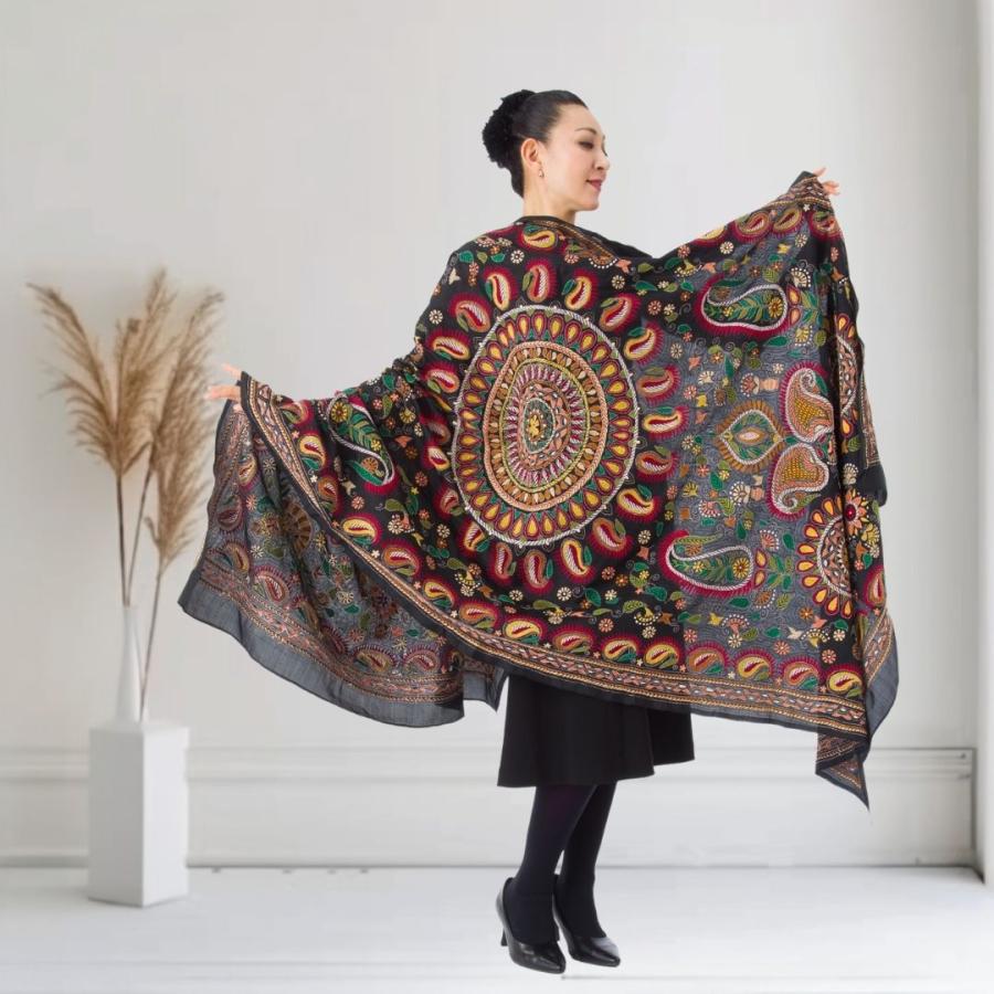 InDream カンタ 刺繍 ストール 一点もの スカーフ  Lサイズ スカーフ 大判 ブラック/レッド・グリーン シルク インド 刺し子 インテリア |  | 02