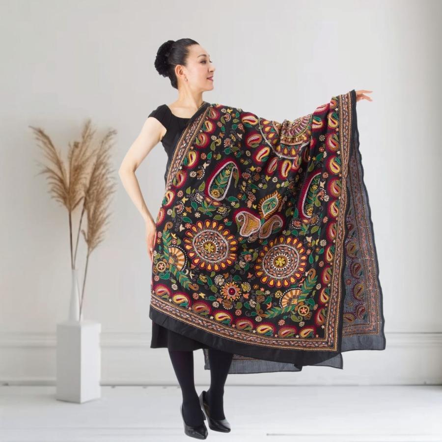 InDream カンタ 刺繍 ストール 一点もの スカーフ  Lサイズ スカーフ 大判 ブラック/レッド・グリーン シルク インド 刺し子 インテリア |  | 05