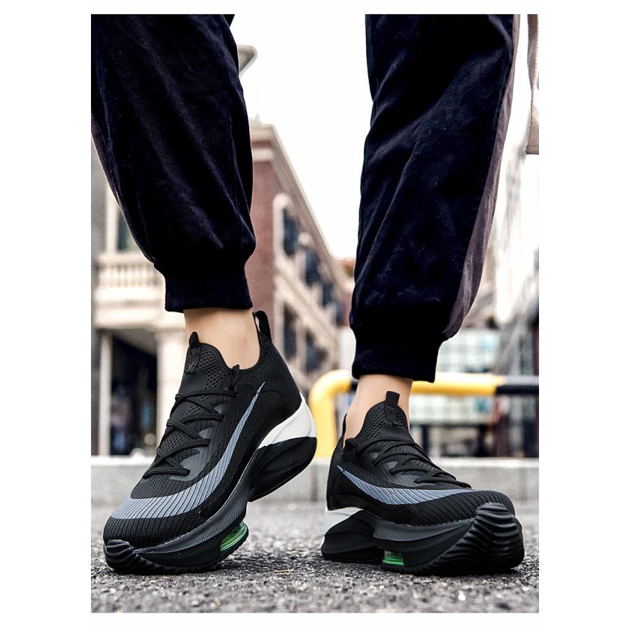 靴紐が解ける煩わしさのない、通気性に優れた軽量クッションスニーカー