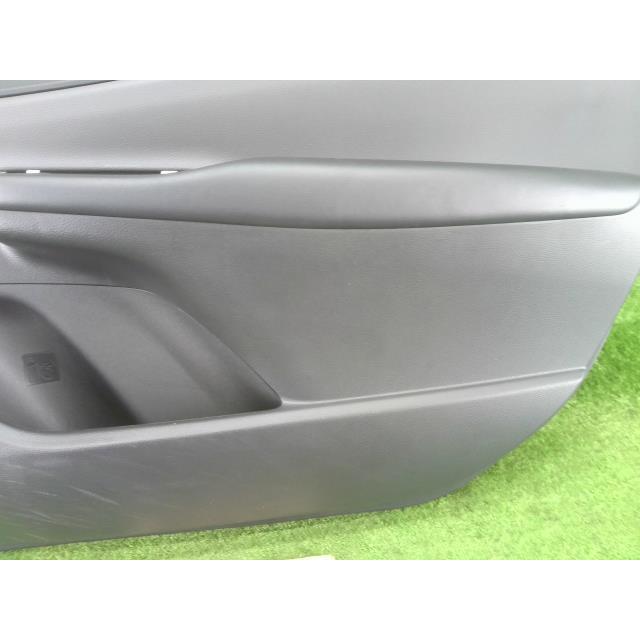 プリウス 6AA-MXWH60 右フロントドアトリム ドア内張り G 089