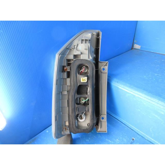 ヴォクシー 390634 1 DBA-ZRR70G 右 テールランプ テールライト 28-220