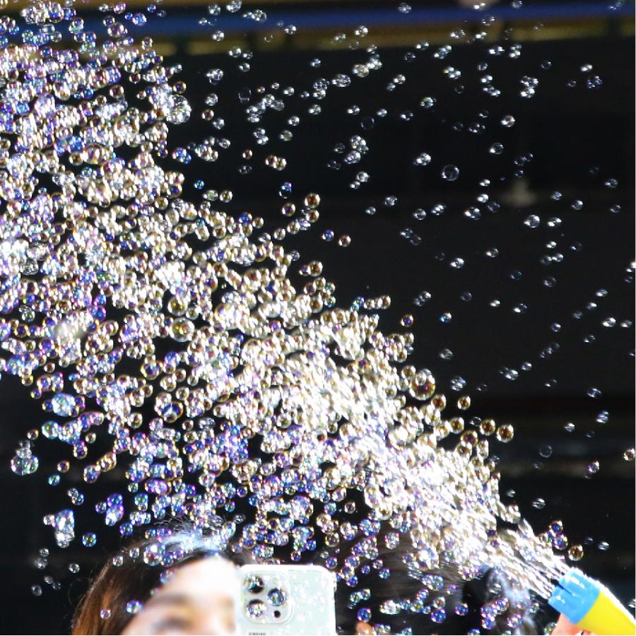 吹雪のように舞うしゃぼん玉  【 Uncle Bubble Fun バブル吹雪  & 特製シャボン玉液59ml 】キャンプ アウトドア キッズ こども 外遊び 庭遊び ギフト UB140 |  | 11