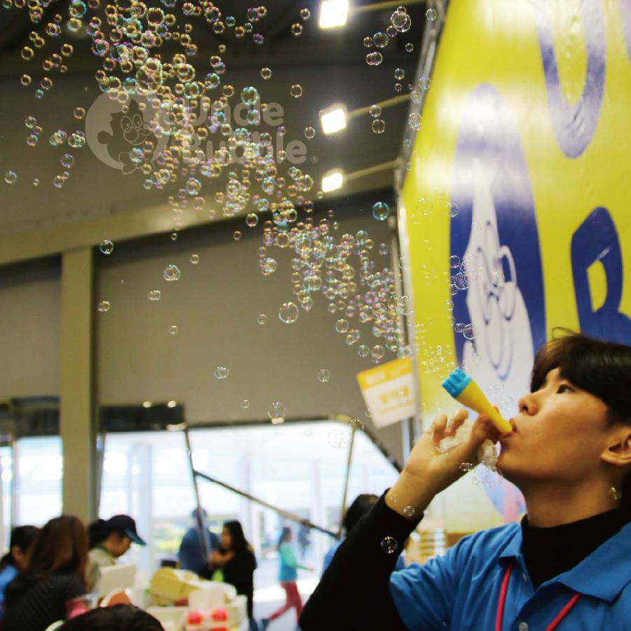 吹雪のように舞うしゃぼん玉  【 Uncle Bubble Fun バブル吹雪  & 特製シャボン玉液59ml 】キャンプ アウトドア キッズ こども 外遊び 庭遊び ギフト UB140 |  | 10