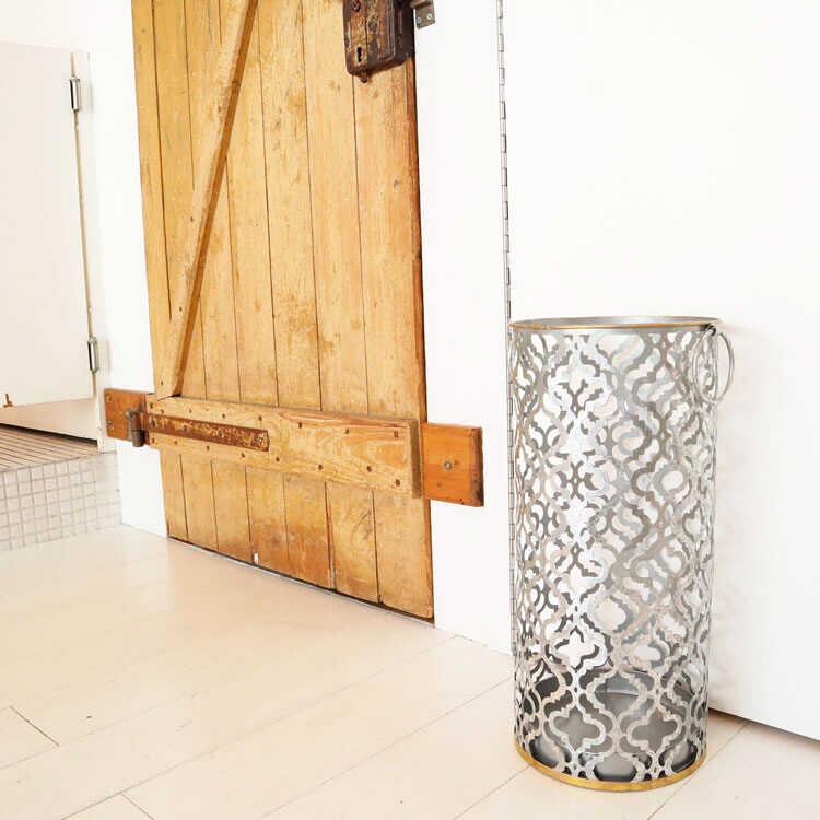 傘立て 傘たて アンブレラスタンド シルバー おしゃれ モダン アイアン 玄関 収納 取っ手 トレー付 完成品 丸 アンティーク調 頑丈 インテリア |  | 01