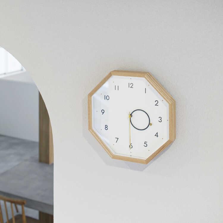幸運を呼ぶ八角形の壁掛け時計 ナチュラルカラーのウォールクロック