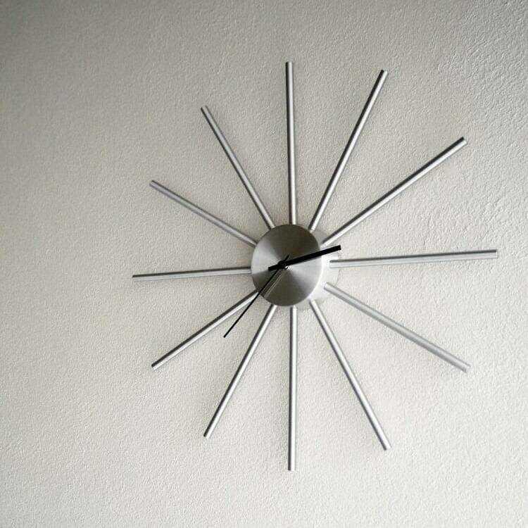 シルバーがスタイリッシュなアルミ製壁掛け時計 メンテナンスしやすいシンプルなウォールクロック 音なし スイープムーブメント 連続秒針 書斎 寝室 ダイニング |  | 03