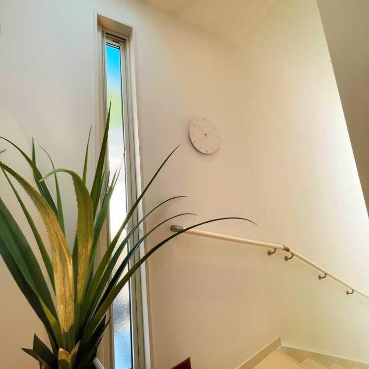 白ホワイトのシンプルモダンな壁掛け時計 無音 スイープムーブメント 連続秒針 ウォールクロック おしゃれ かっこいい モノトーン スタイリッシュ 直径30cm |  | 10