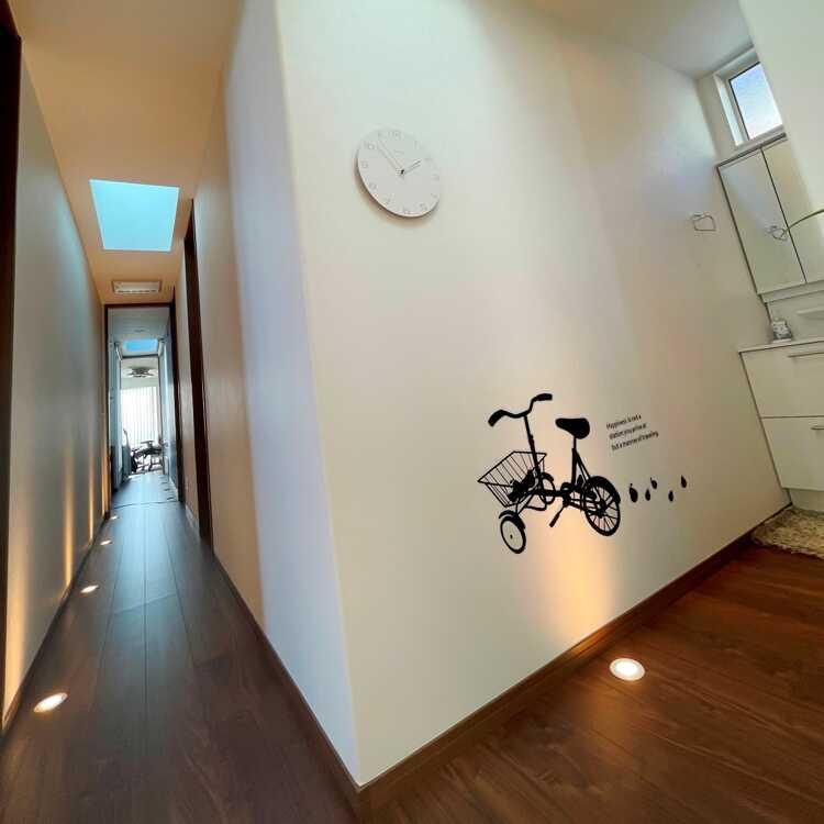 白ホワイトのシンプルモダンな壁掛け時計 無音 スイープムーブメント 連続秒針 ウォールクロック おしゃれ かっこいい モノトーン スタイリッシュ 直径30cm |  | 06