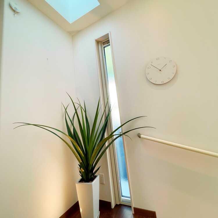 白ホワイトのシンプルモダンな壁掛け時計 無音 スイープムーブメント 連続秒針 ウォールクロック おしゃれ かっこいい モノトーン スタイリッシュ 直径30cm |  | 09