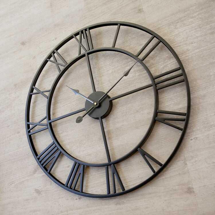 超大きいサイズのアイアン製フレームの壁掛け時計 リビングや玄関に