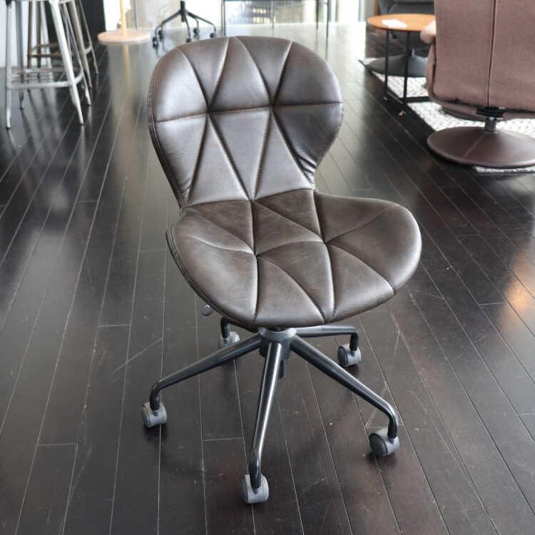 パソコンチェア　レザー　革　おしゃれ　デスクチェア　ワークチェア　かっこいい　回転　昇降式　キャスター　ヴィンテージ　ブラック　黒　ワンルーム　新生活 |  | 01