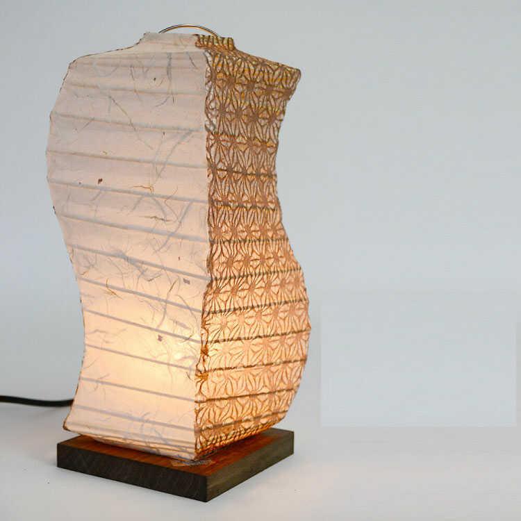 繊細で豪華な和華柄のテーブルランプ 繊細で豪華な和華柄のテーブルランプ