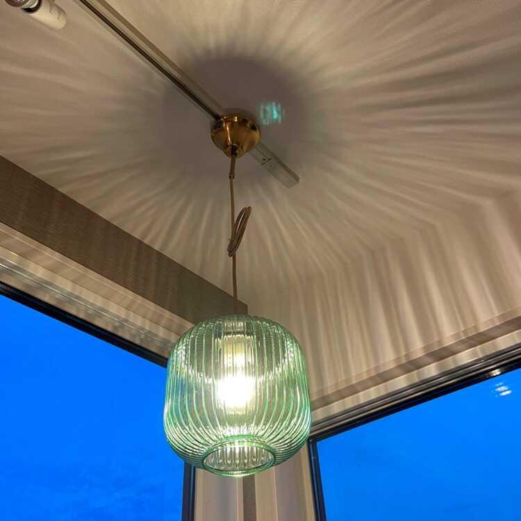 縦ストライプカットが綺麗なガラス製ペンダント照明 緑グリーン お得なLED付き おしゃれ 玄関 廊下 トイレ キッチン 脱衣場 直径21cm 1灯 |  | 14