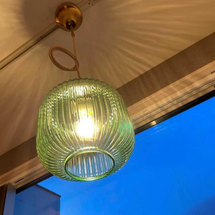 縦ストライプカットが綺麗なガラス製ペンダント照明 緑グリーン お得なLED付き おしゃれ 玄関 廊下 トイレ キッチン 脱衣場 直径21cm 1灯 |  | 15