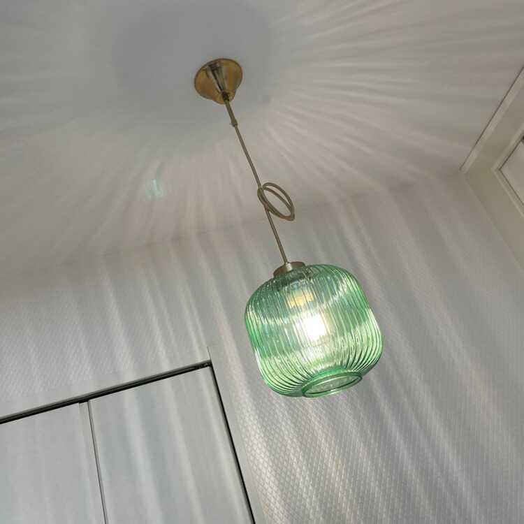 縦ストライプカットが綺麗なガラス製ペンダント照明 緑グリーン お得なLED付き おしゃれ 玄関 廊下 トイレ キッチン 脱衣場 直径21cm 1灯 |  | 01