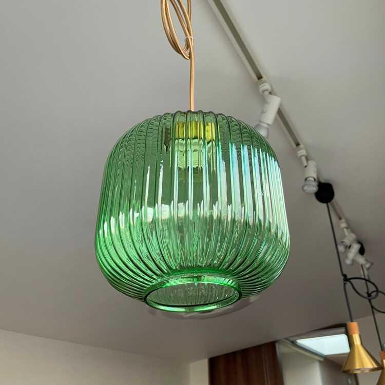 縦ストライプカットが綺麗なガラス製ペンダント照明 緑グリーン お得なLED付き おしゃれ 玄関 廊下 トイレ キッチン 脱衣場 直径21cm 1灯 |  | 06