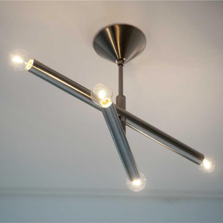 アームが回転するスタイリッシュ4灯シーリングライト 個性的で