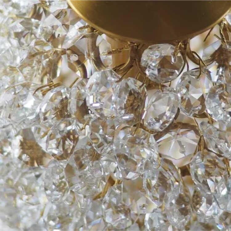 クリスタルガラスを500個以上使った超キラキラの贅沢すぎるペンダント