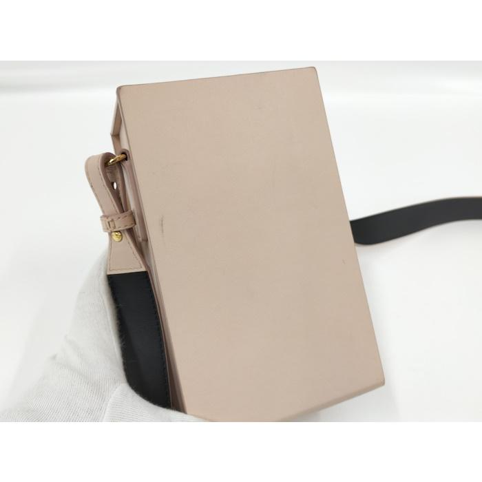 Fendi ショルダーバッグ ベージュ FENDI ボックス ショルダーバッグ レザー ピンクベージュ