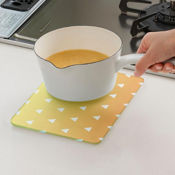 花柄ガラス製マット(鍋敷き） 鍋敷き キッチントッププレート 耐熱ガラス製 日本文様 22.6×16.2cm