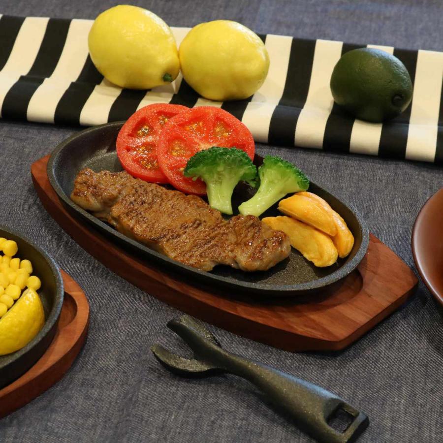 印象のデザイン ステーキ皿 小判型 2枚入り 24cm スプラウト 鉄鋳物製 木製プレート付き Ih対応 直火対応 鉄板 皿 ステーキ 楕円 鉄製 ハンドル 木台 鉄 食器 Discoversvg Com