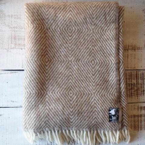 Silkeborg シルケボーdanaja ダナヤシリーズダイヤ柄 ベージュブランケット 北欧 デンマーク ウール 羊毛 毛布 膝掛け ひざかけ ひざ掛け Silkeborg Danaja Daiyabg Aki Interior Space 通販 Yahoo ショッピング