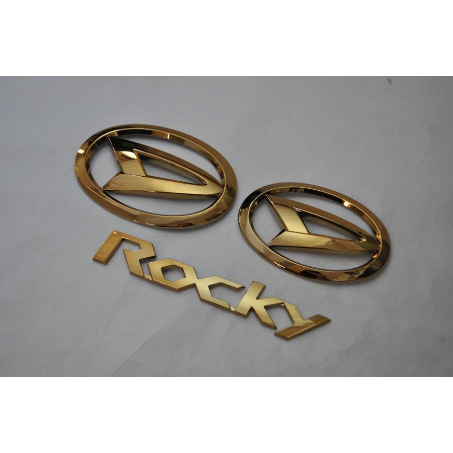 ポイント10倍 ダイハツ カラー エンブレム 送料無料 ａ２００ ２１０ｓ ｒｏｃｋｙ ロッキー ３点セット ゴールド カーパーツ 純正 メッキ 代引不可 Bilisim Io