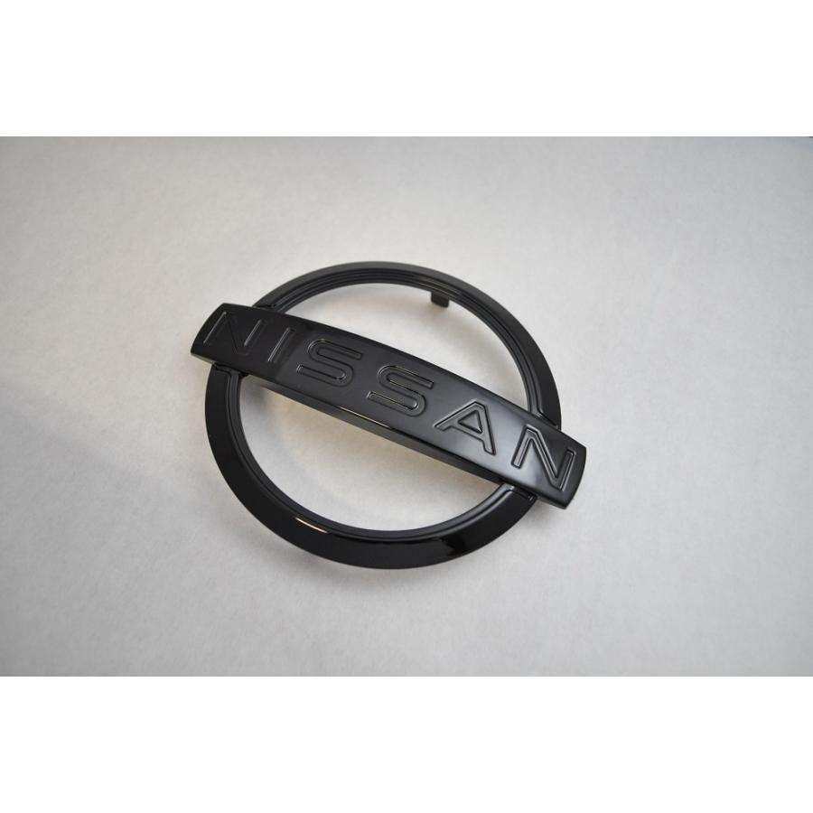 マットブラック/ピアノブラック　エンブレム　送料無料　Ｅ１３/ＳＮＥ１３　ノート/ノートオーラ　フロント１点　純正｜INVENTER