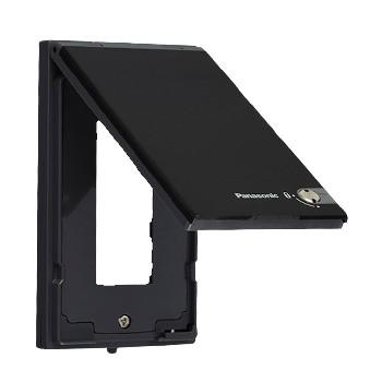 パナソニック WTF7983B コスモシリーズワイド21 防雨薄型コンセントガードプレート (3コ用)(簡易鍵付)(ブラック) | Panasonic