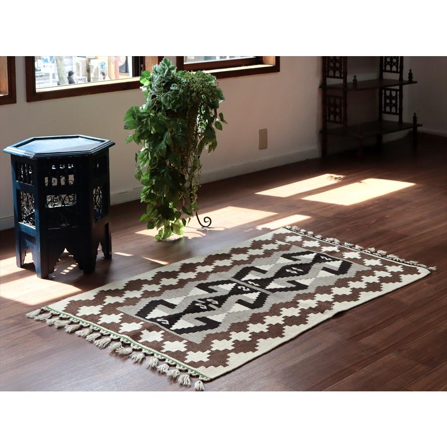 カイセリ産手織りキリム 雄羊の角 125x78cm ナチュラルモノトーン トルコの手織りラグ |  | 01