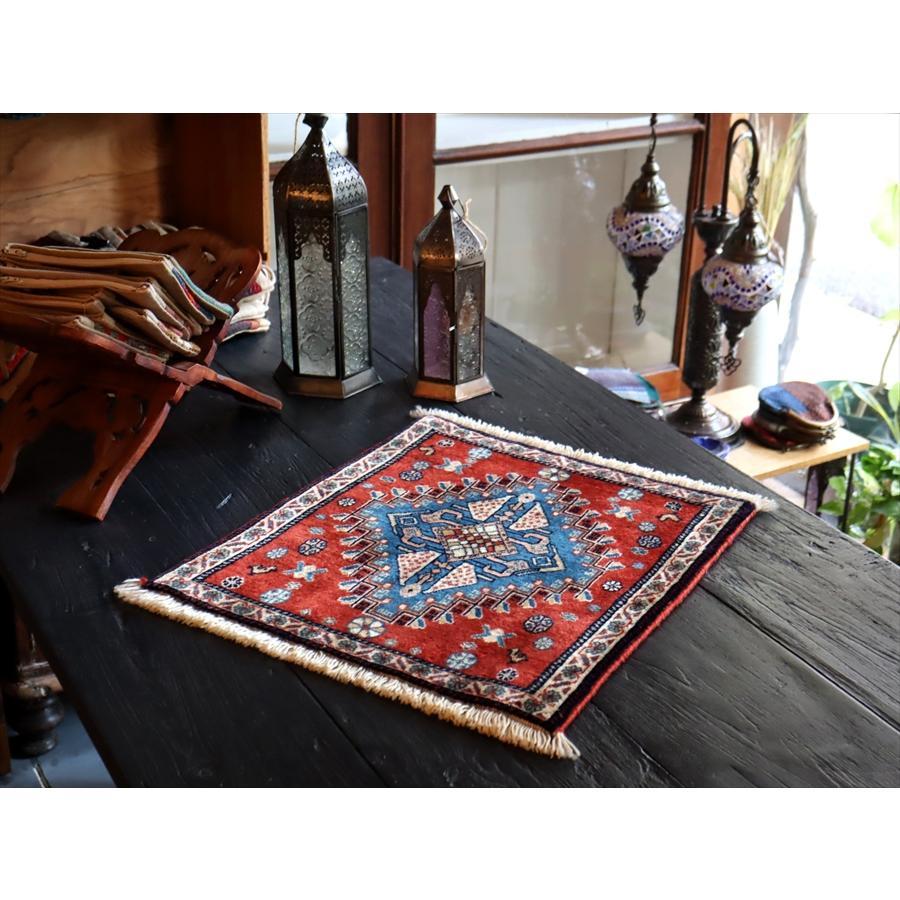 ギャッベ 座布団サイズ44x41cm オレンジがかった赤色＆青のメダリオン 花と鳥/カシュクーリ OUTLET 一部キズあり | ブランド登録なし | 01