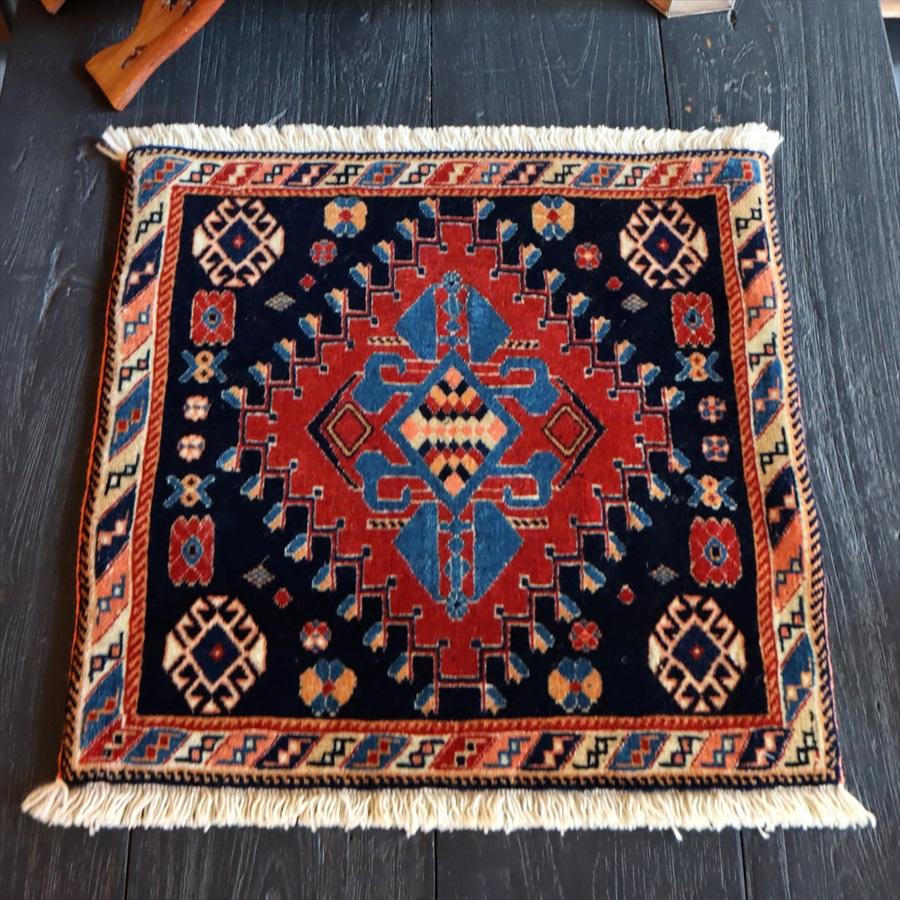 ギャッベ ウールの手織りマット50x51cm ネイビー＆レッド 青のひし形メダリオン/カシュクーリ OUTLET 一部キズあり | ブランド登録なし