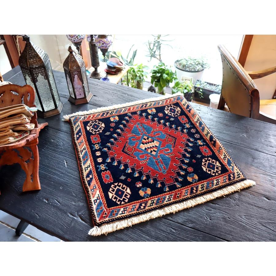 ギャッベ ウールの手織りマット50x51cm ネイビー＆レッド 青のひし形メダリオン/カシュクーリ OUTLET 一部キズあり | ブランド登録なし | 01